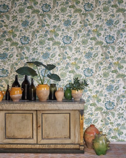 Manuel Canovas 03122-01 Papiers Peints Vol. 9 Adelaide Cerise - tapeta tekstylna w egzotyczne kwiaty i rośliny