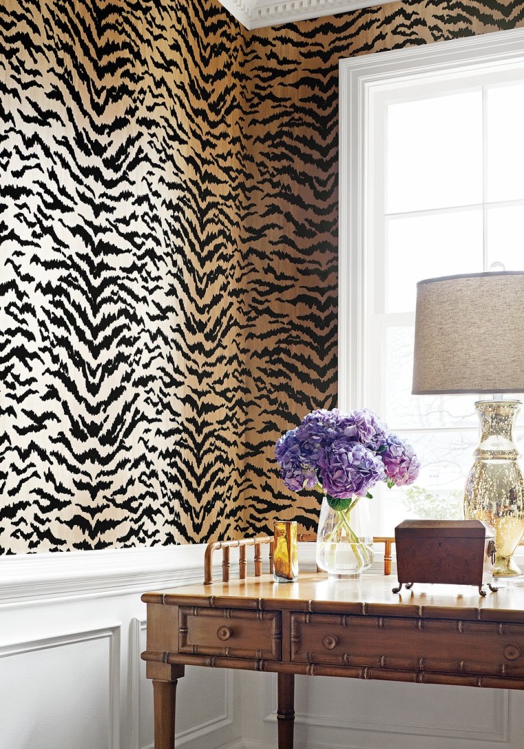 Thibaut T83065 Natural Resource 2 Tiger Flock Black on Metallic Silver - tapeta w tygrysi print