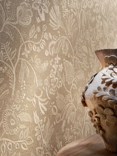 Casamance 76960406 Broderies Pastel Tabac - tapeta imitująca haft w kwiaty