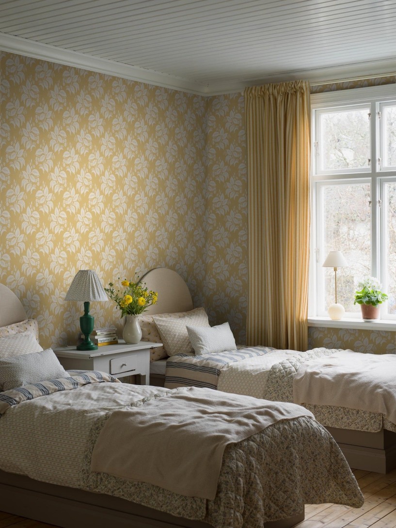 Boras Tapeter 8057 Anno II Tengbergska Yellow - tapeta w liście i kwiaty