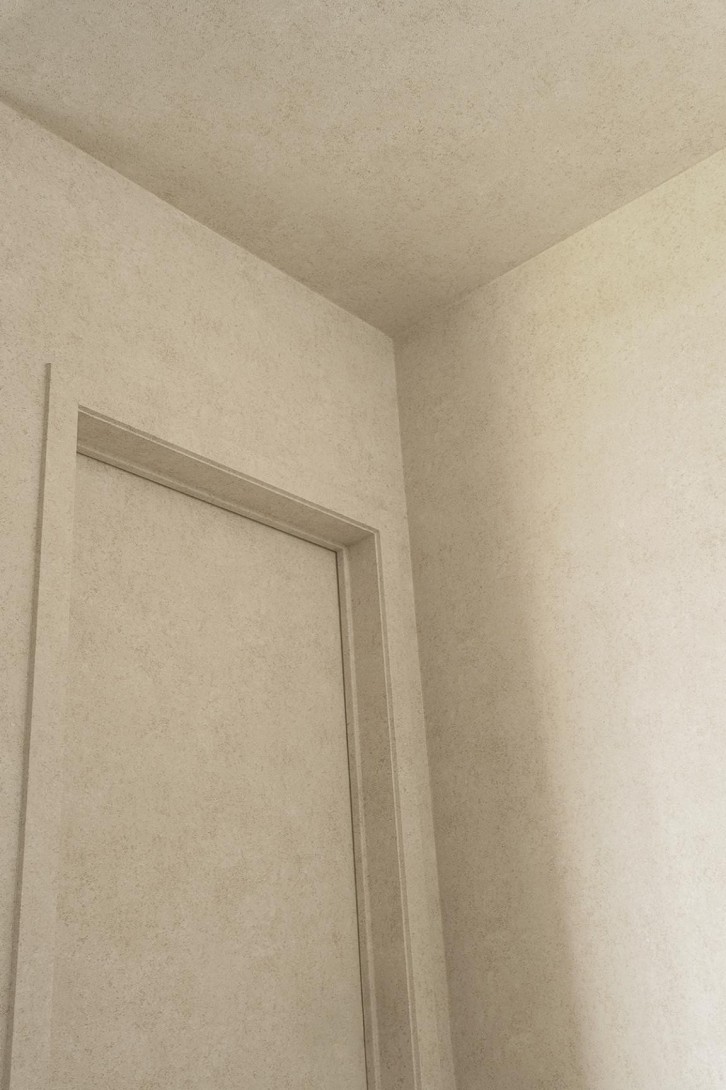 Arte 30301 Essentials Kaolin Calcaire Stucco Greige - tapeta o piaskowej fakturze tynku