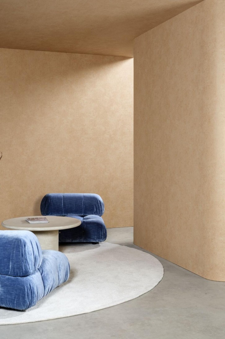 Arte 30309 Essentials Kaolin Calcaire Stucco Tan - tapeta o piaskowej fakturze tynku
