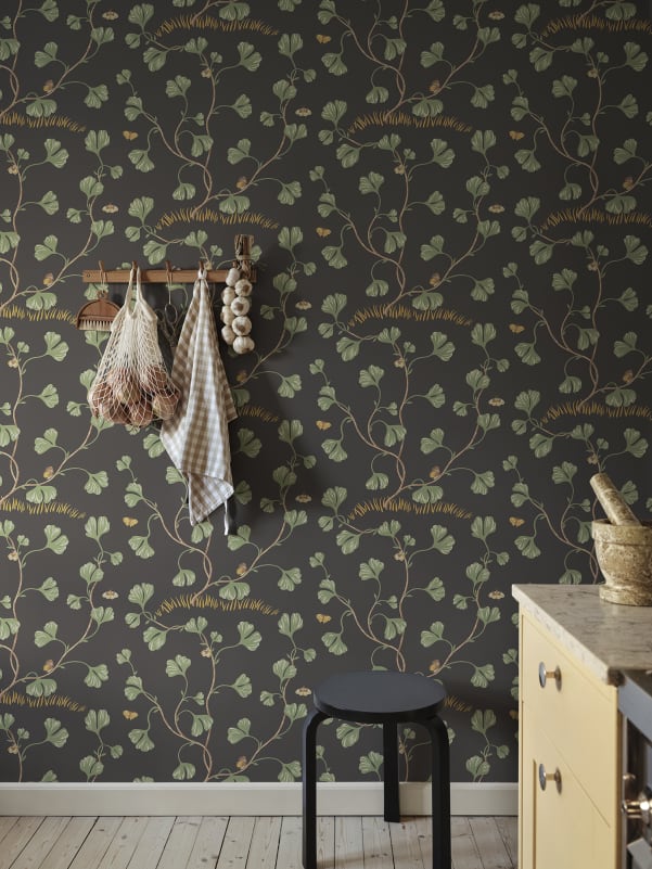 Sandberg S10619 Familjen Ebba Charcoal - tapeta w liście miłorzębu