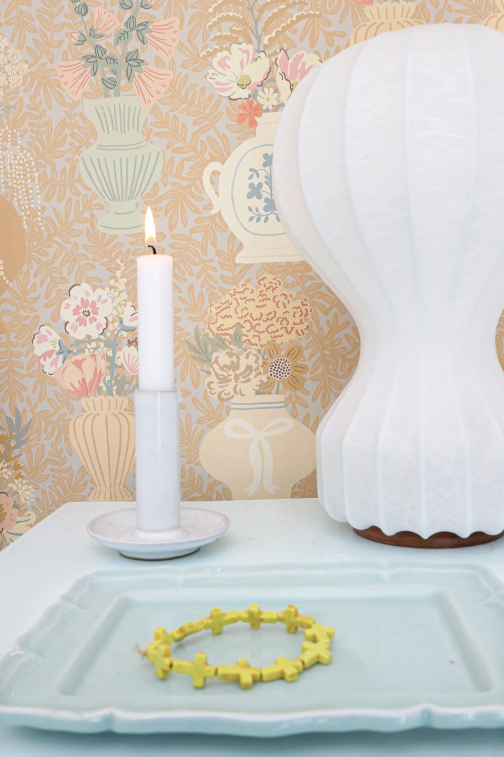 Majvillan 902-02 Summer Spritz Lion Yellow - tapeta w wazony na tle w liście