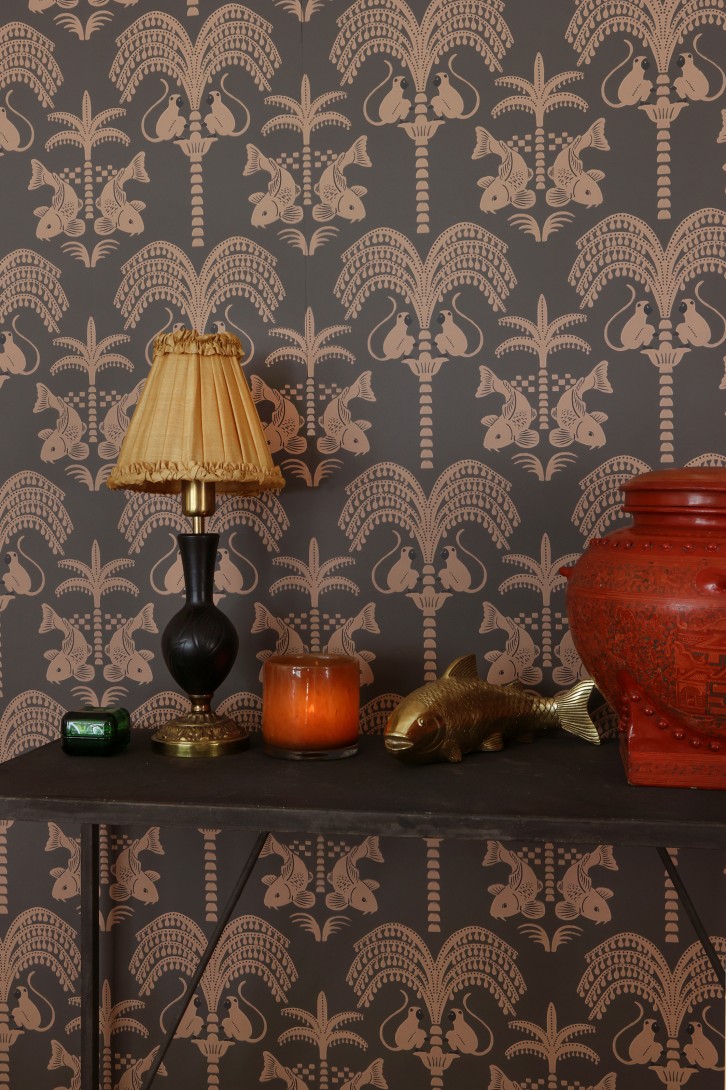 Majvillan 167-04 Sunset Gold Black Coffee - tapeta stylizowana z palmami, małpami i rybami