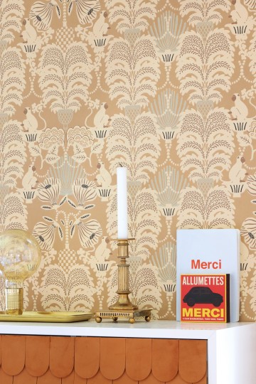 Majvillan 162-03 Hello Monkey Camel Brown - tapeta roślinna z małpami