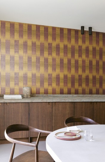 Khroma RIC103 Serica Patola Umber - tapeta w cieniowane pasy