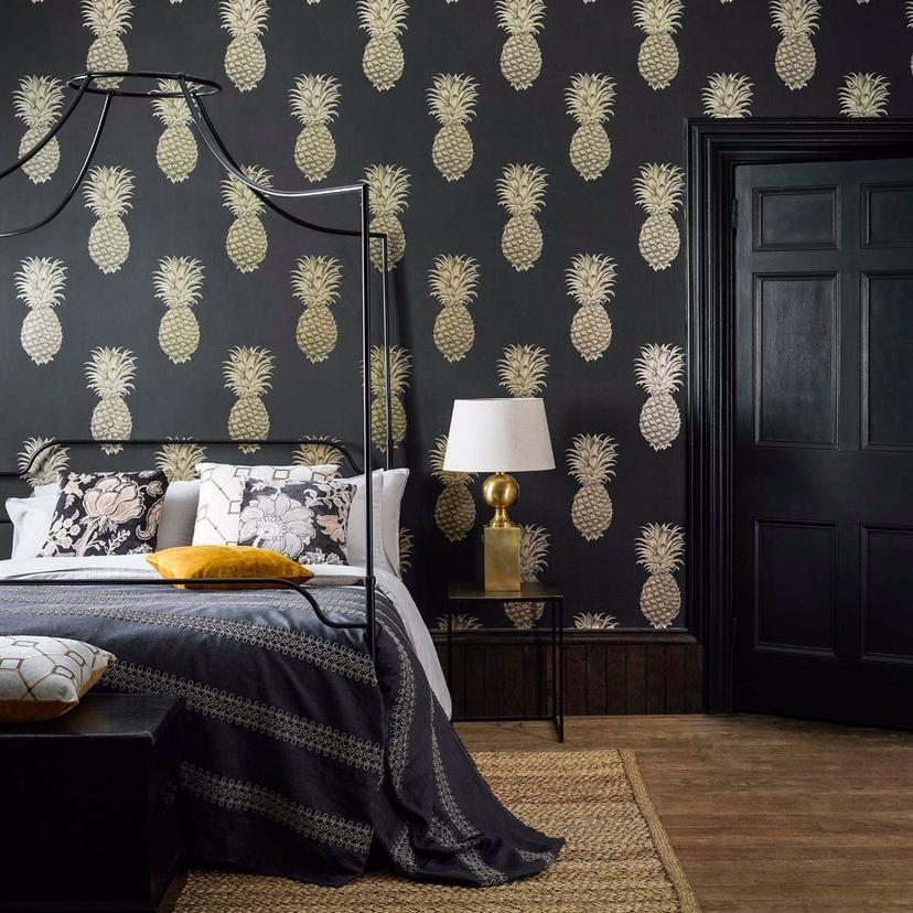 Sanderson DART216326 Curios Pineapple Royale Graphite/Gold - tapeta w ananasy