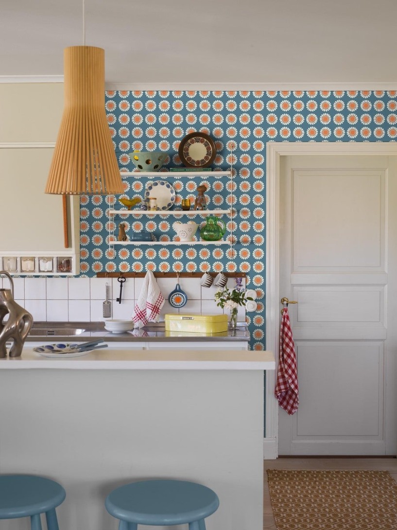 Boras Tapeter 1381 Scandinavian Designers Turi Gramstad Oliver Daisy - tapeta w retro stokrotki