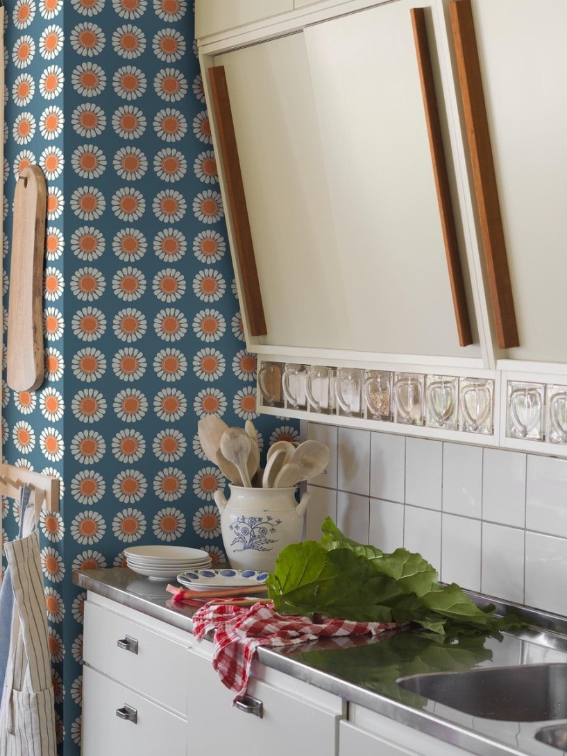 Boras Tapeter 1381 Scandinavian Designers Turi Gramstad Oliver Daisy - tapeta w retro stokrotki