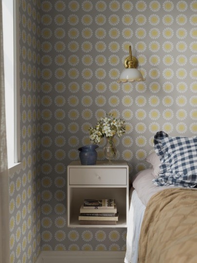 Boras Tapeter 1382 Scandinavian Designers Turi Gramstad Oliver Daisy - tapeta w retro stokrotki