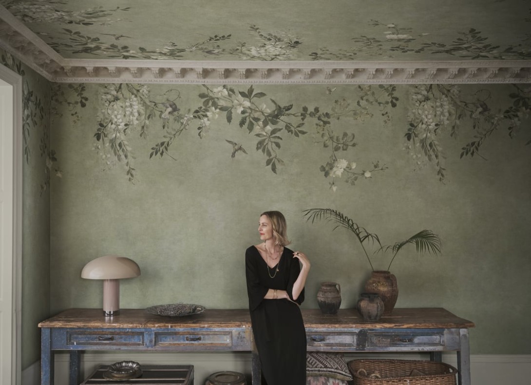 Sandberg S10834 Villa Como Luca Square Sage Green - mural z wiciokrzewem i wisterią