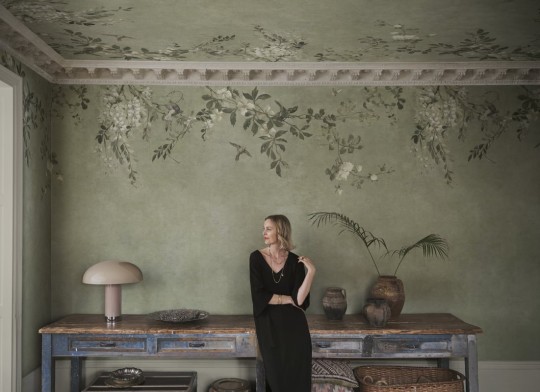 Sandberg S10812 Villa Como Nico Sage Green - mural z roślinną pergolą
