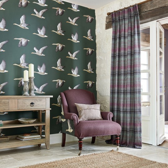 Sanderson DYSI216609 Elysian Elysian Geese Briarwood - tapeta w gęsi
