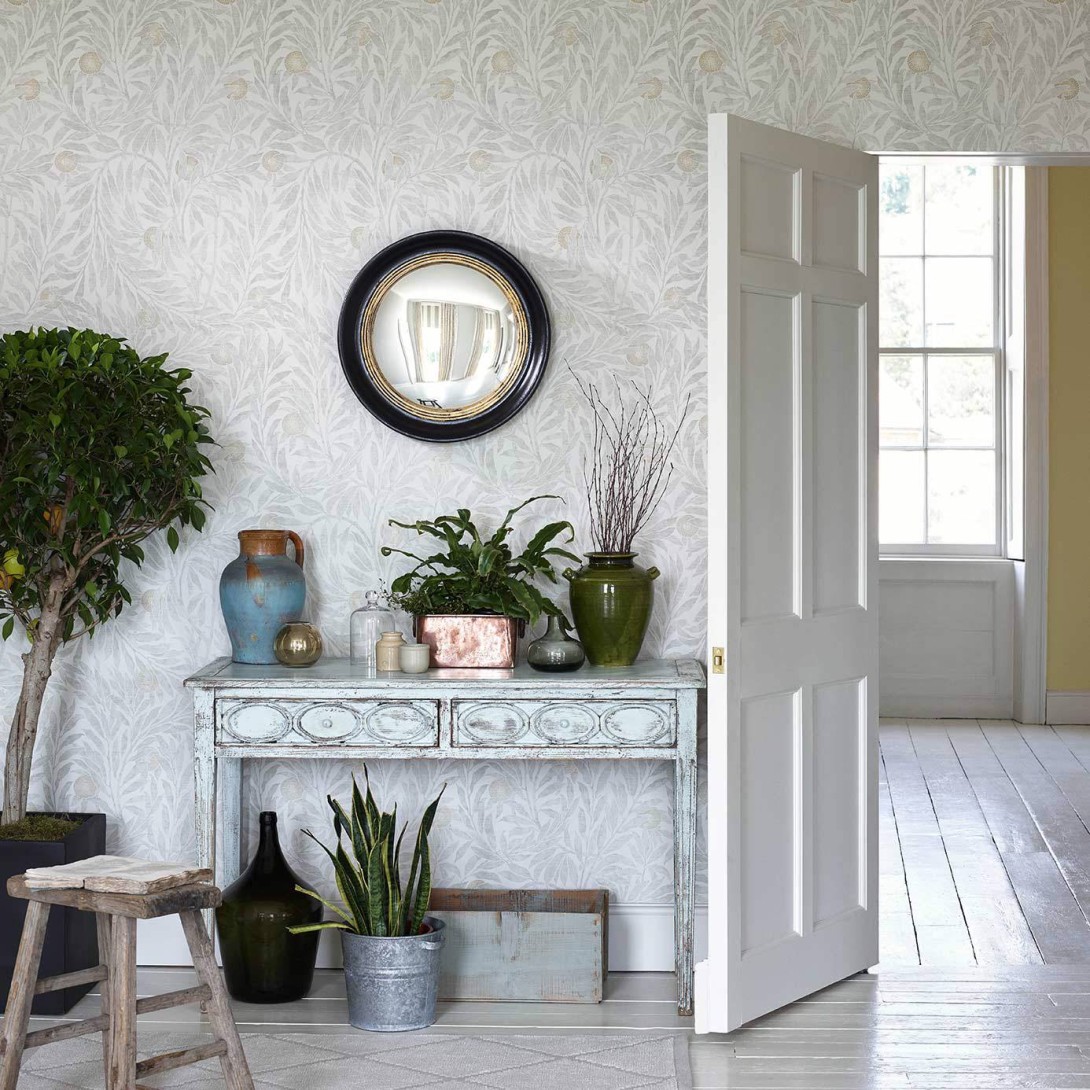 Sanderson DDAM216404 Chiswick Grove Orange Tree Stone - tapeta w drzewka pomarańczowe