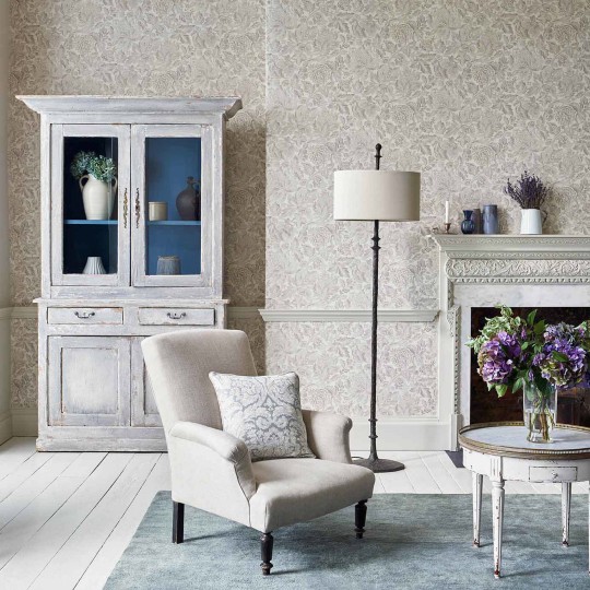 Sanderson DDAM216415 Chiswick Grove Thackeray Ivory - tapeta w roślinny ornament