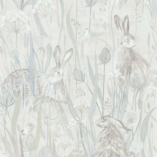 Sanderson DEBB216518 Embleton Bay Dune Hares Mist/Pebble - tapeta w zające na łące