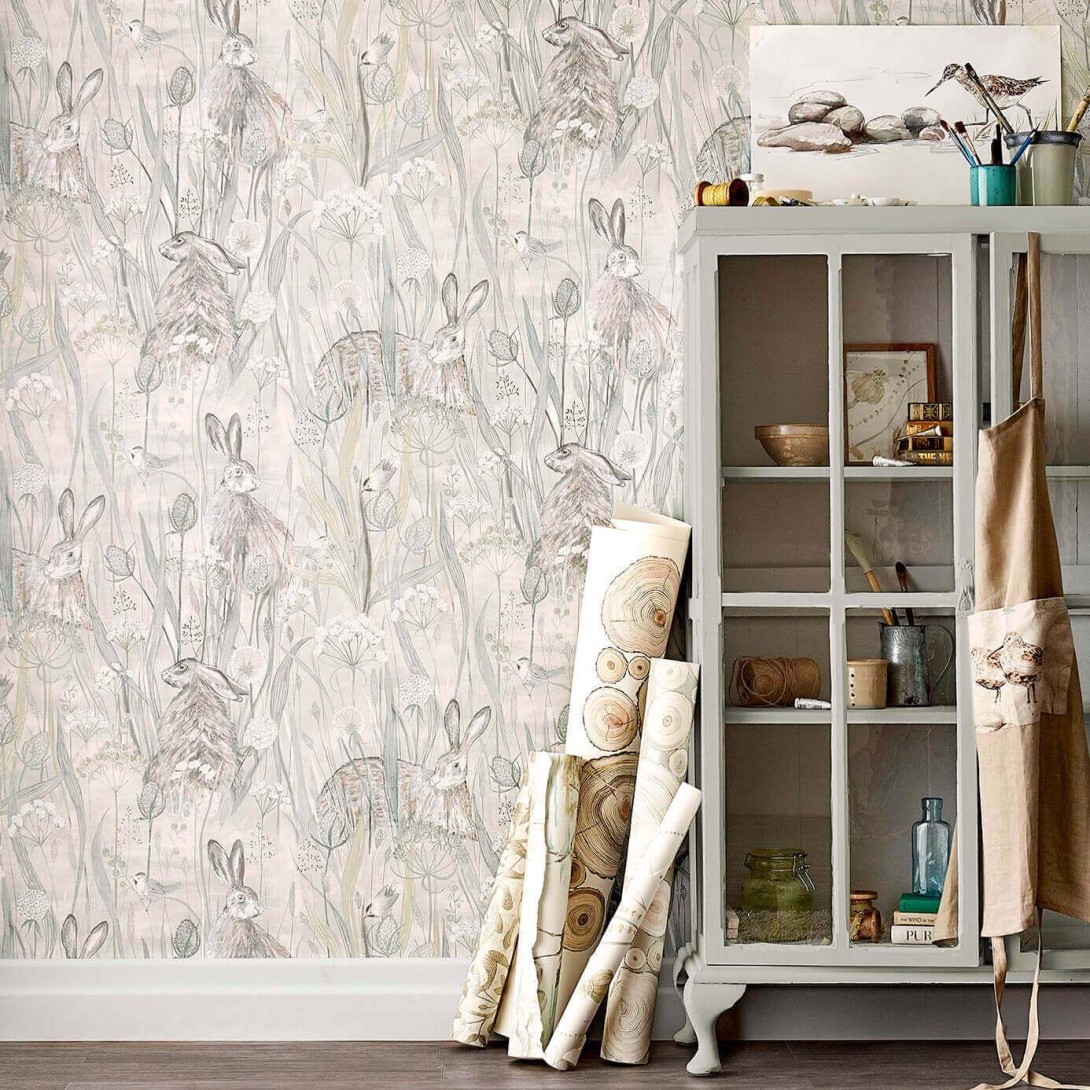 Sanderson DEBB216518 Embleton Bay Dune Hares Mist/Pebble - tapeta w zające na łące