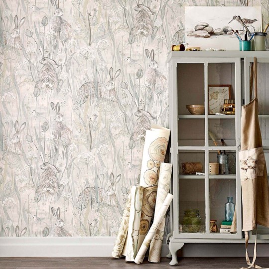 Sanderson DEBB216518 Embleton Bay Dune Hares Mist/Pebble - tapeta w zające na łące