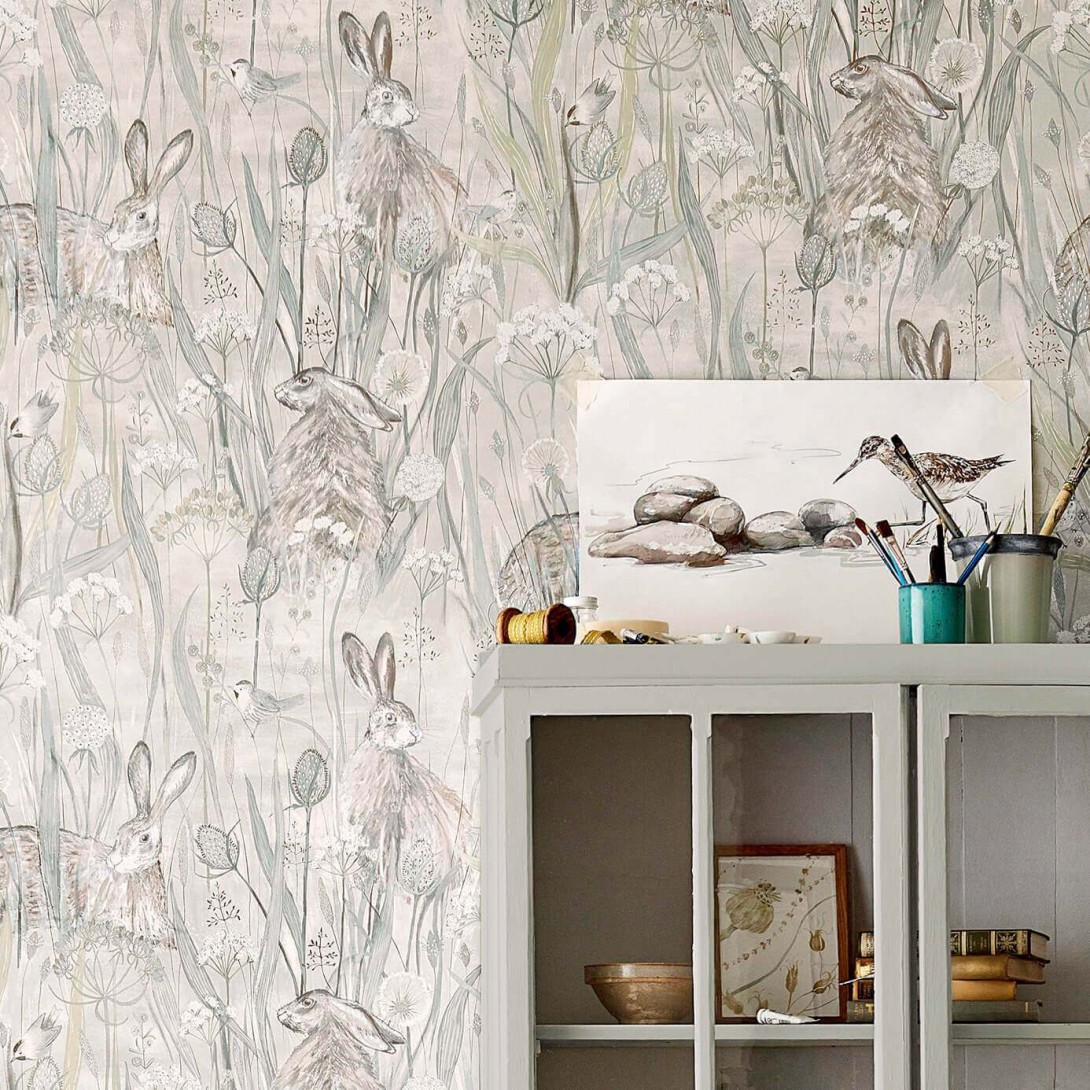 Sanderson DEBB216518 Embleton Bay Dune Hares Mist/Pebble - tapeta w zające na łące