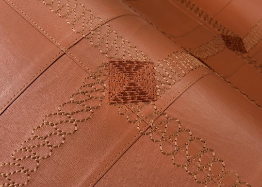 Arte 27420 Corium Cassone Pearl - tapeta z koziej skóry z haftem