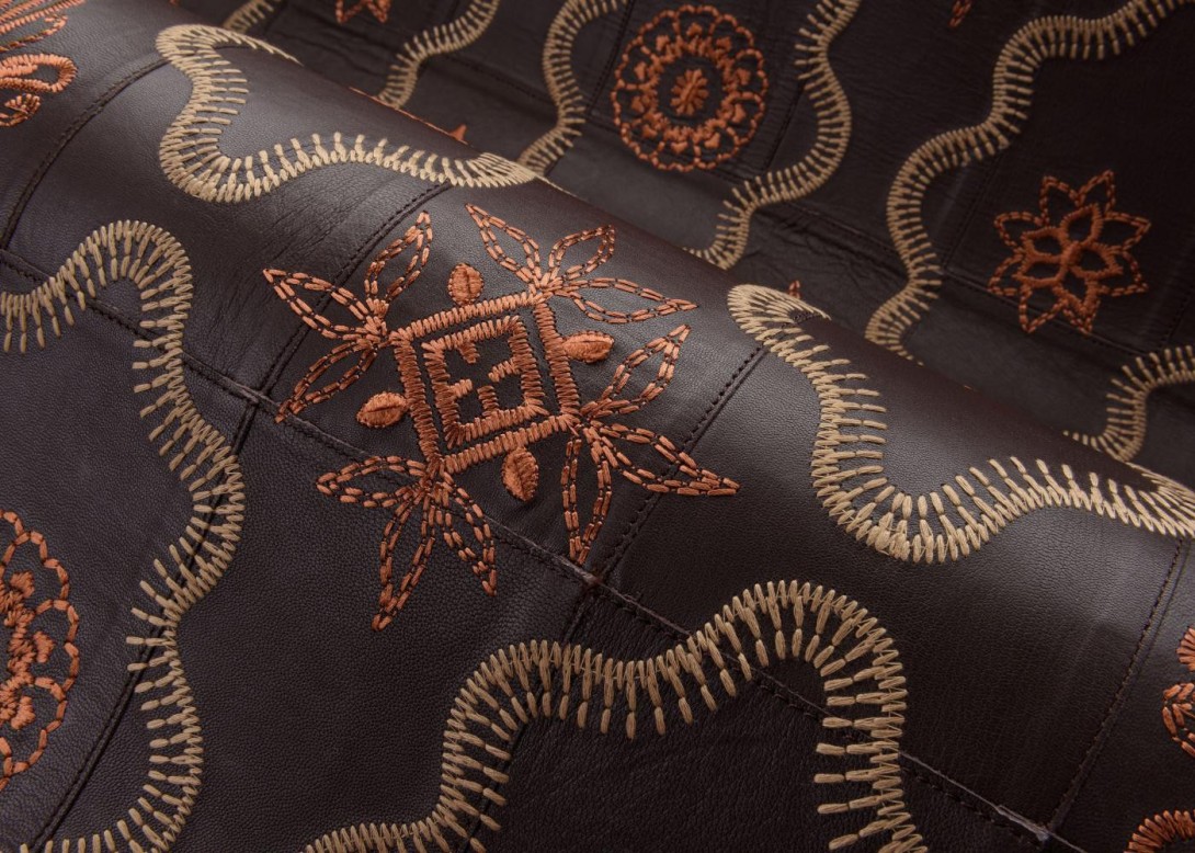 Arte 27400 Corium Ductia Aged Cedar - tapeta z koziej skóry z haftem