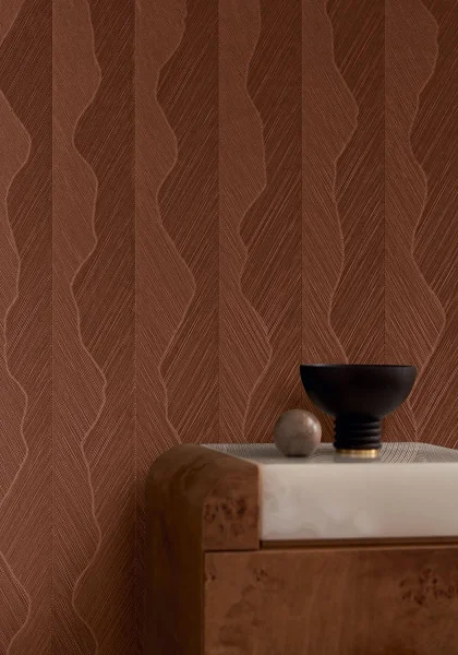 Casamance 7491 05 08 Ecrin Strie Bordeaux/cuivre - tapeta w organiczne fale