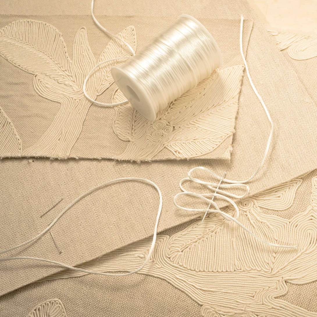 Elitis RM 1114 80 Origine Asvata Entouré d'ombre et d'ivoire - mural lniany haftowany w drzewo