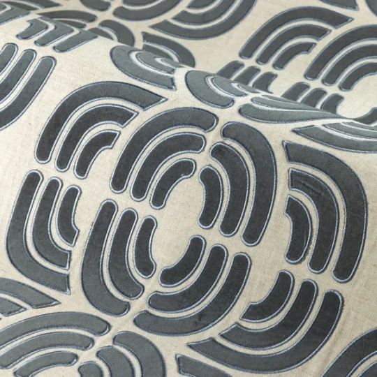 Casamance 71860472 Mimbeau Arès Anthracite craie - tapeta tekstylna w geometryczny haft