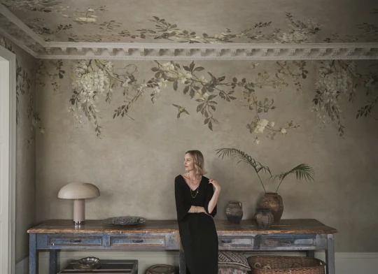 Sandberg S10811 Villa Como Nico Beige - mural z roślinną pergolą