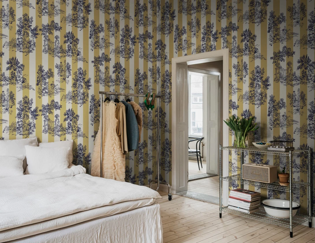 Rebel Walls R20652 Shutterstock Happy Toile Mustard - mural w pasy z motywem toile