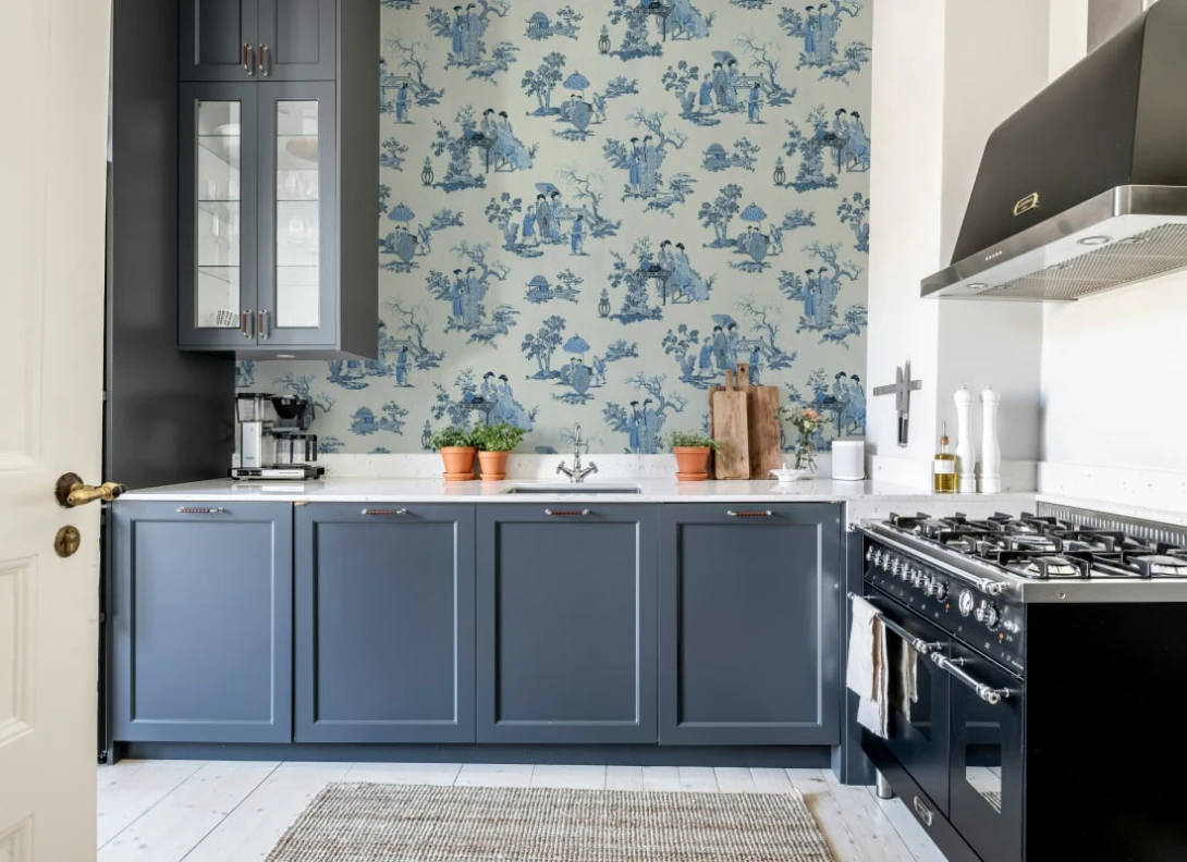 Rebel Walls R21311 Sophisticated Luxe Toile Conversation Blue - mural w sceny orientalne