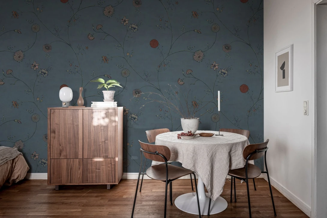 Rebel Walls R20375 Vintage Brocade Grand Flower Thread Blue - mural w pnącza kwiatów