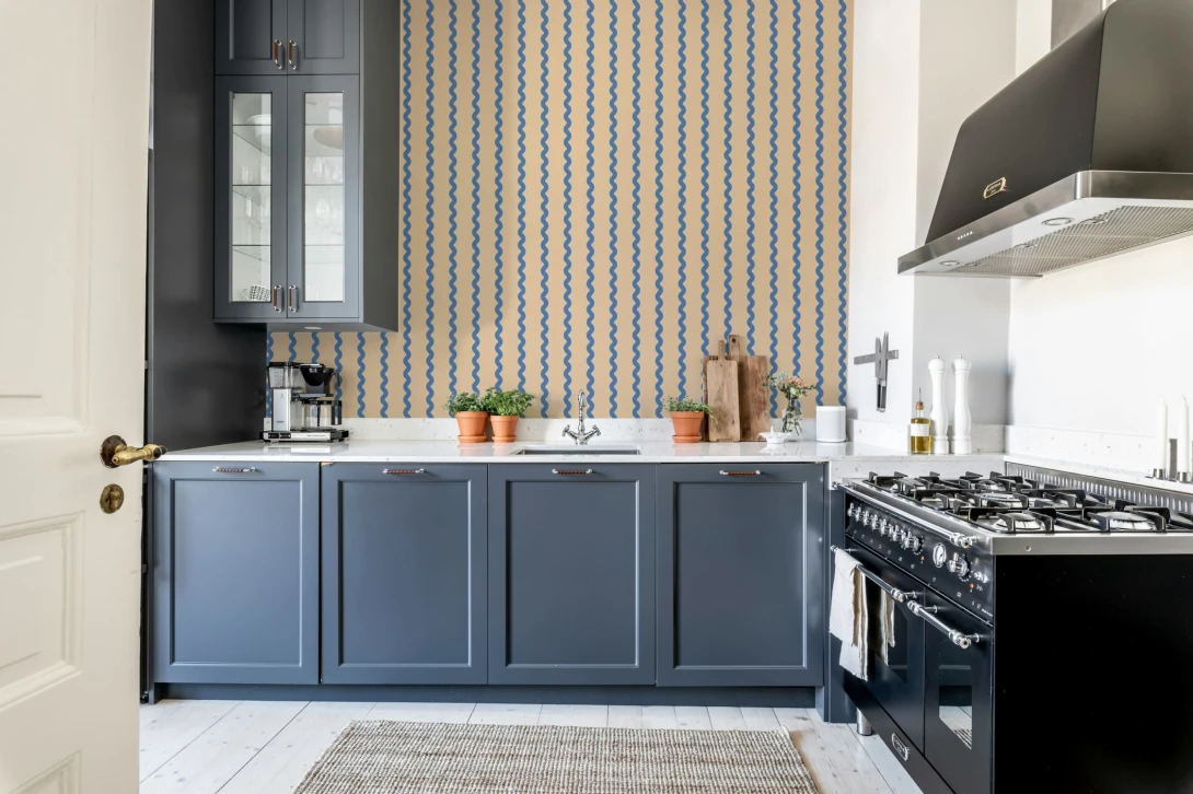 Rebel Walls R20667 Pops Wobbly Stripe Blue - mural w falujące pasy