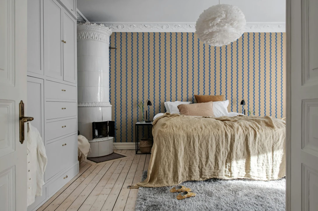 Rebel Walls R20667 Pops Wobbly Stripe Blue - mural w falujące pasy