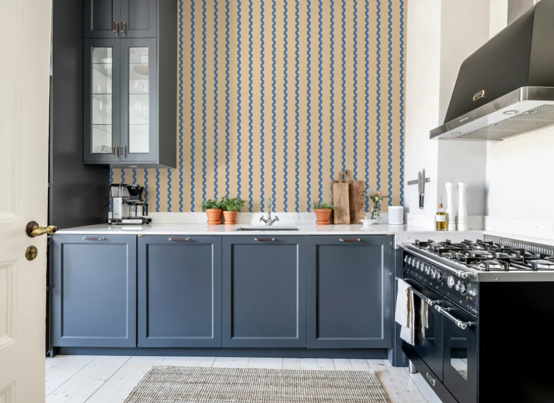 Rebel Walls R20667 Pops Wobbly Stripe Blue - mural w falujące pasy