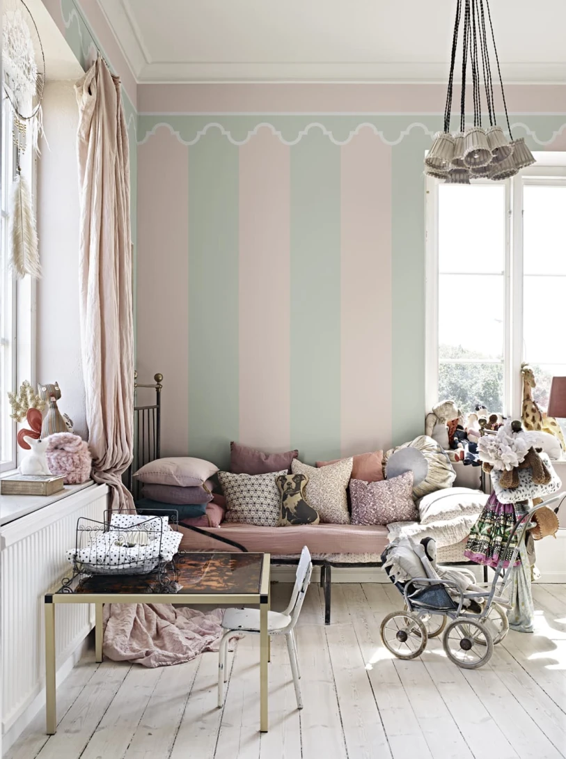Rebel Walls R22082 Pops Stripe Chateau Pastel - mural w pasy z fryzem