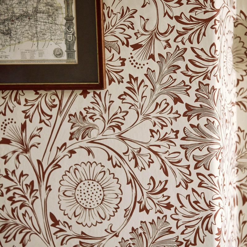 Morris & Co. 217587 The Unfinished Works Chamomile Flax/Madder - tapeta w roślinny ornament z rumiankiem