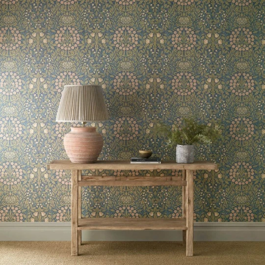 Morris & Co. 217584 The Unfinished Works Daisy & Oak Powder Blue/Blush - tapeta w roślinny ornament z żołędziami