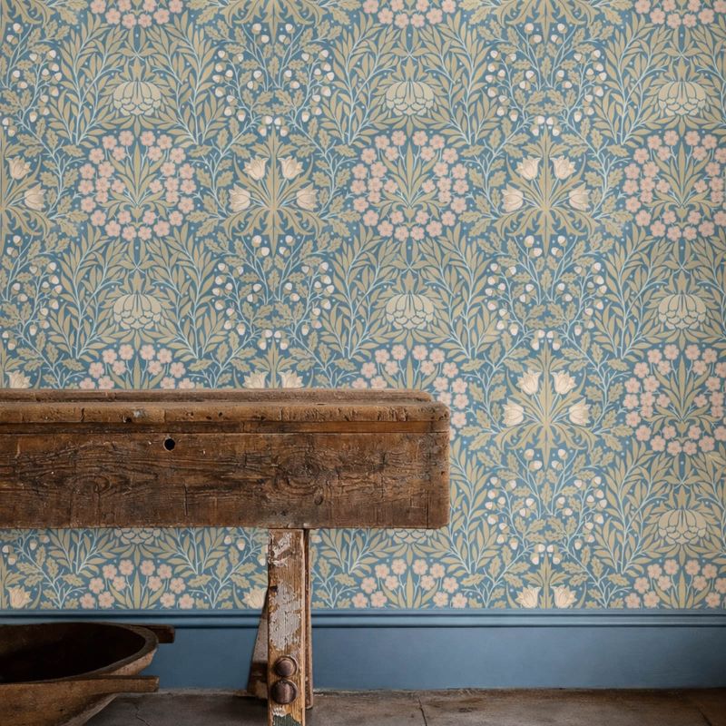 Morris & Co. 217584 The Unfinished Works Daisy & Oak Powder Blue/Blush - tapeta w roślinny ornament z żołędziami