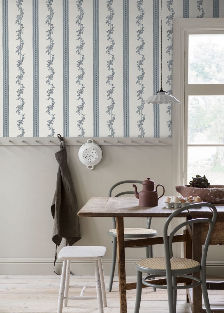 Boras Tapeter 4509 Anno Drottningholm White - tapeta w paski roślinne