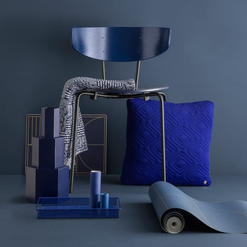 Ferm Living 171 Lines Dark blue - tapeta w złote linie