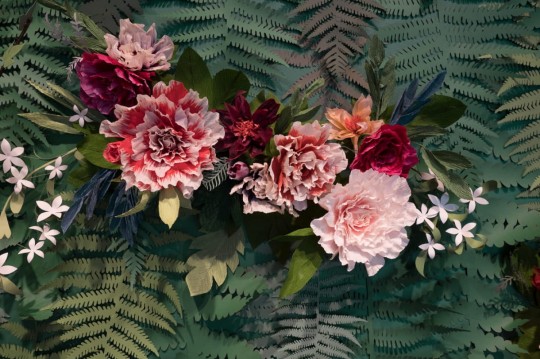 Rebel Walls R15802 Flora Maxima Unfading Flowers Colossal - mural w kwiaty i liście paproci