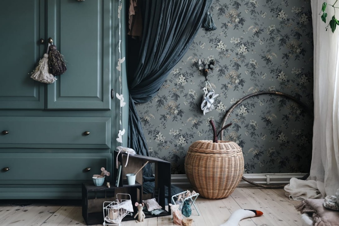Sandberg 651-26 Ett Hem Sandra Misty Blue - mural w kwiaty lilii