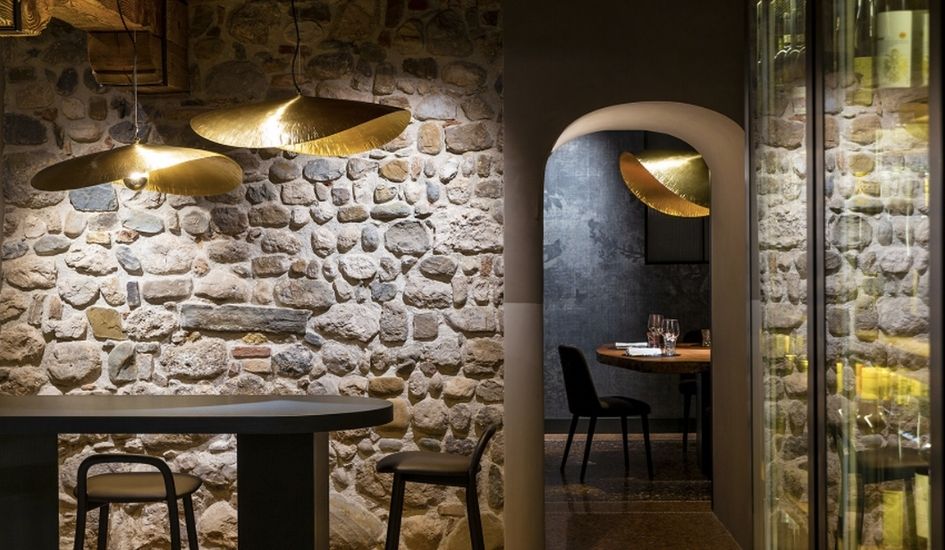 Klimatyczna restauracja z fototapetą Wall&Deco
