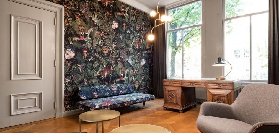 Stylowy salon z tapetą w kwiaty Arte